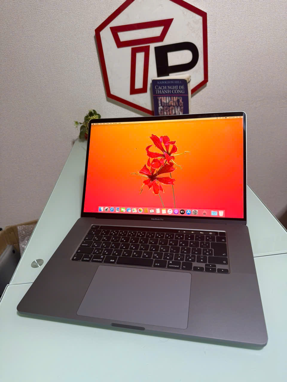 MacBook本体 Macbook Pro 16-inch 2019 Radeon5500M 16インチMacBook Pro 2.4GHz 8コアIntel Core i9 Retinaディスプレイ